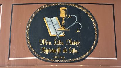 Der Kelch ist überall zu finden, wo die EKBB präsent ist: In Kirchenräumen, auf Grabsteinen, an Fassaden uvm.