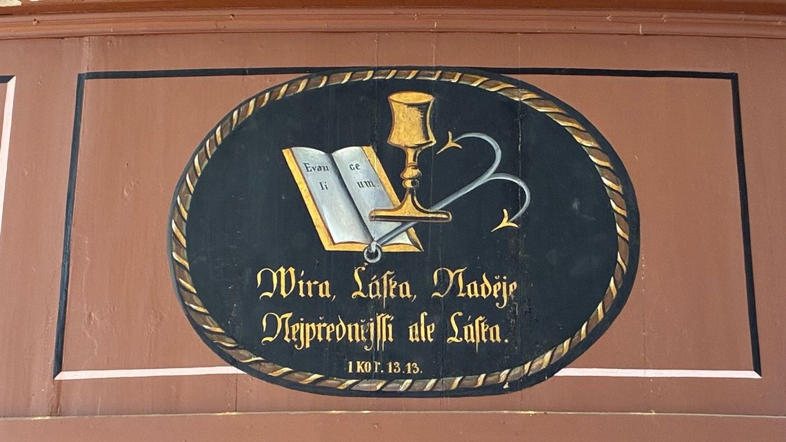 Der Kelch ist überall zu finden, wo die EKBB präsent ist: In Kirchenräumen, auf Grabsteinen, an Fassaden uvm.