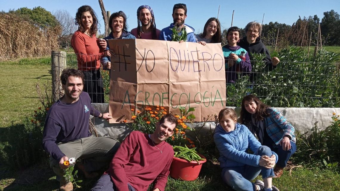 Praktische Arbeit in Gruppen ermöglicht Lernerfahrungen in Agrarökologie und befestigt neue Freundschaften.