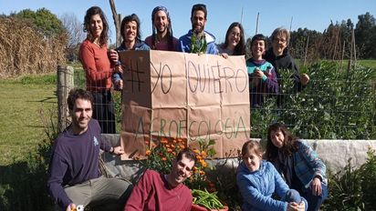 Praktische Arbeit in Gruppen ermöglicht Lernerfahrungen in Agrarökologie und befestigt neue Freundschaften.