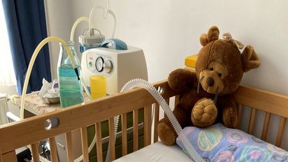 Der Teddy ist im Kinderhopsiz genauso zuhause wie der Beatmungsschlauch. 