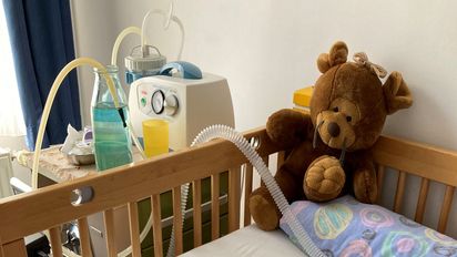 Der Teddy ist im Kinderhopsiz genauso zuhause wie der Beatmungsschlauch. 