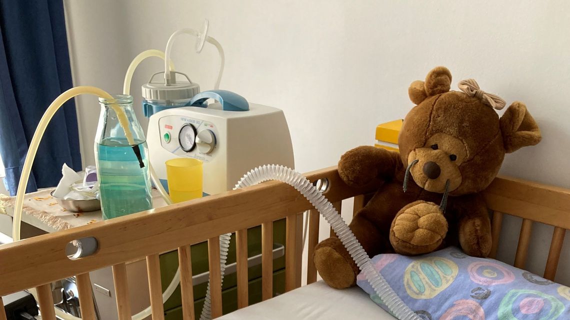 Der Teddy ist im Kinderhopsiz genauso zuhause wie der Beatmungsschlauch. 
