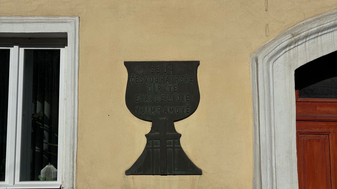 Das Symbol der EKBB ist der Kelch – denn ihre Wurzeln liegen in der hussitischen Bewegung, die im 14. Jahrhundert dafür gekämpft hat, dass die ganze Gemeinde das Abendmahl in Brot und Wein empfängt. Der Kelch soll nicht nur Priestern / Pfarrern vorbehalten sein, denn Jesus Christus schenkt sich allen Menschen gleichermaßen.