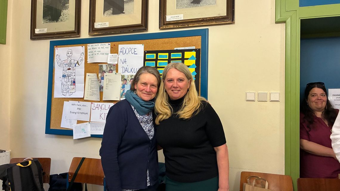 Die Zusammenarbeit von KhK mit der EKBB ist von wechselseitigem Vertrauen und gewachsenen Beziehungen geprägt. Unsere Mitarbeiterin Sabine Erdmann-Kutnevic (links) steht im engen Austausch mit Eva Balcarova, die in Prag im Büro der Kirchenleitung tätig ist. 