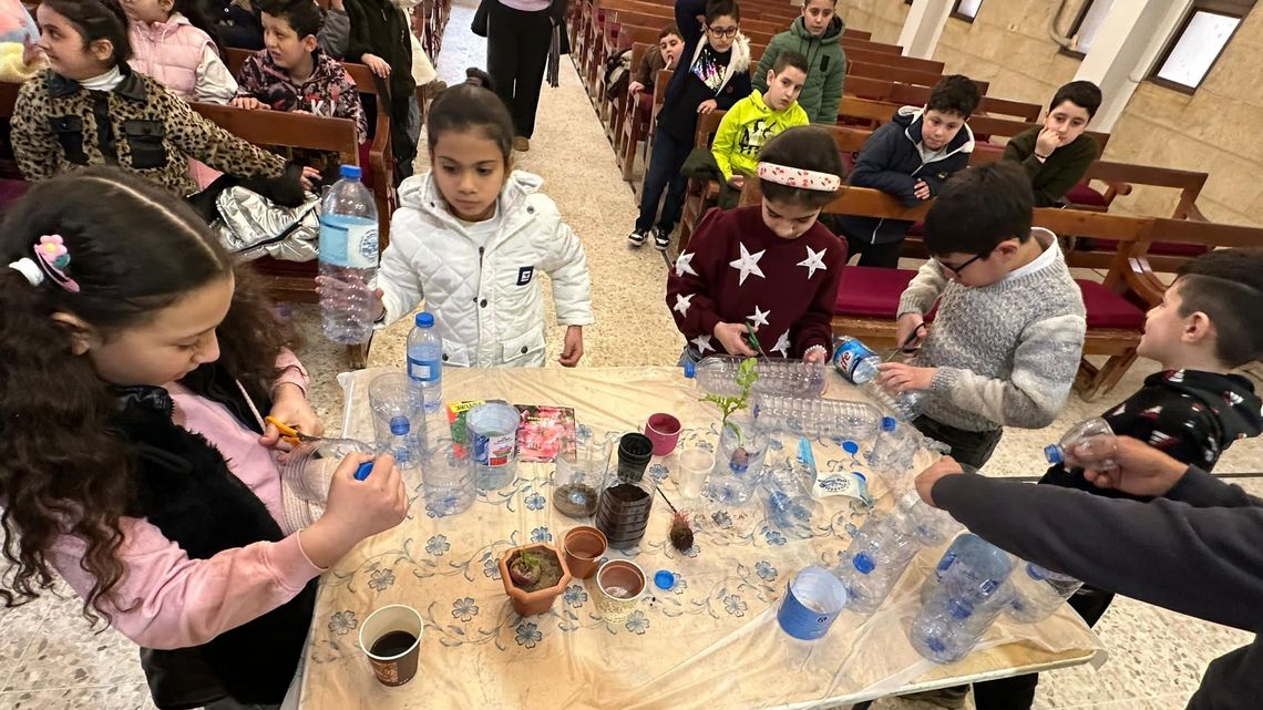 Beim Workshop für Pflanzenkunde wird jedes mögliche Gefäß genutzt.