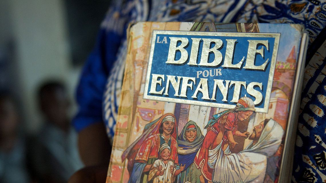 Eine Kindergärtnerin im Baptisten-Kindergarten von Kpalimé die ihren Schützlingen oft aus der Bibel vorliest. Sie leitet aus den Geschichten die Moral ab, dass Frieden besser als Krieg und Konflikte ist.