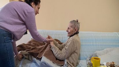 Eine alte Frau in der Westukraine wird vom Pflegedienst der Reformierten Kirche regelmäßig besucht.