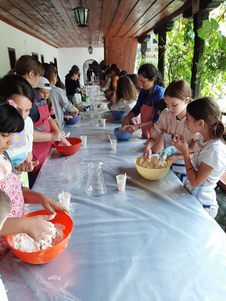 Die Arbeit von THEOSIS umfasst alle Generationen - davon profitieren insbesondere auch die Kinder und Jugendlichen in der Region.