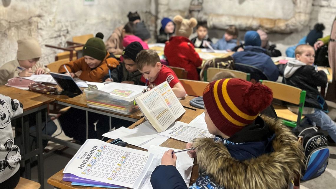 Wenn Luftalarm ist, müssen die Kinder im Keller gemeinsam lernen.