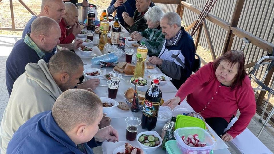 Im Sommer sorgen Picknicks im Garten für Stärkung, Gemeinschaft und Lebensmut – trotz schwierigster Lebensumstände. 